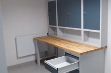 Kovový nábytek pro výzkumný ústav: Dílenské pracovní stoly s nástavbovými skříňkami